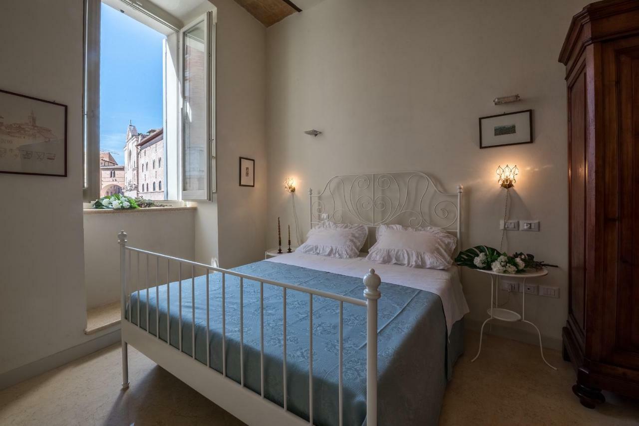 Апартаменты La Residenza In Piazza Grande Фолиньо Экстерьер фото