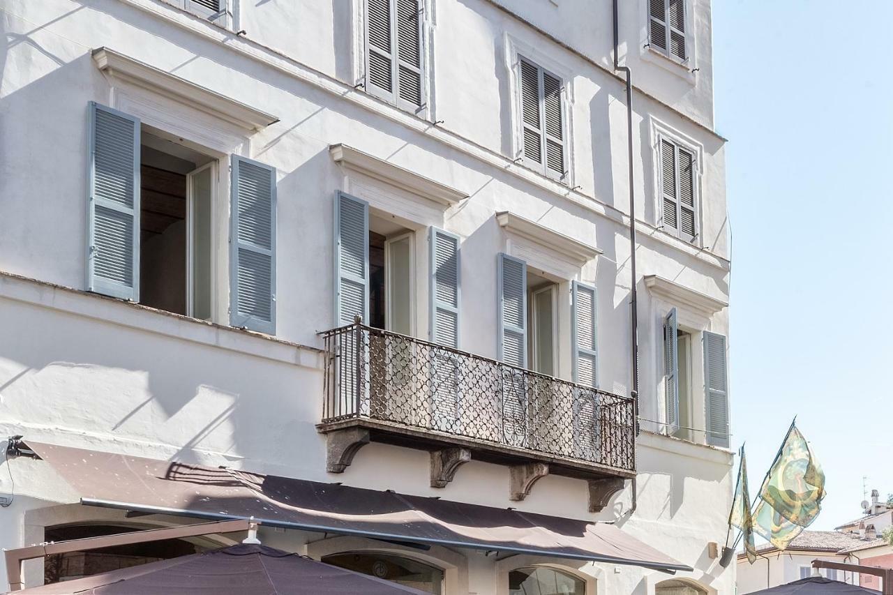 Апартаменты La Residenza In Piazza Grande Фолиньо Экстерьер фото