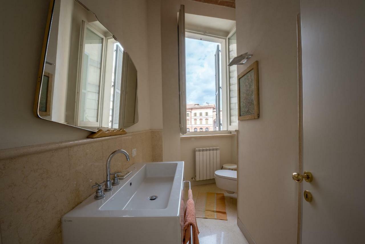 Апартаменты La Residenza In Piazza Grande Фолиньо Экстерьер фото