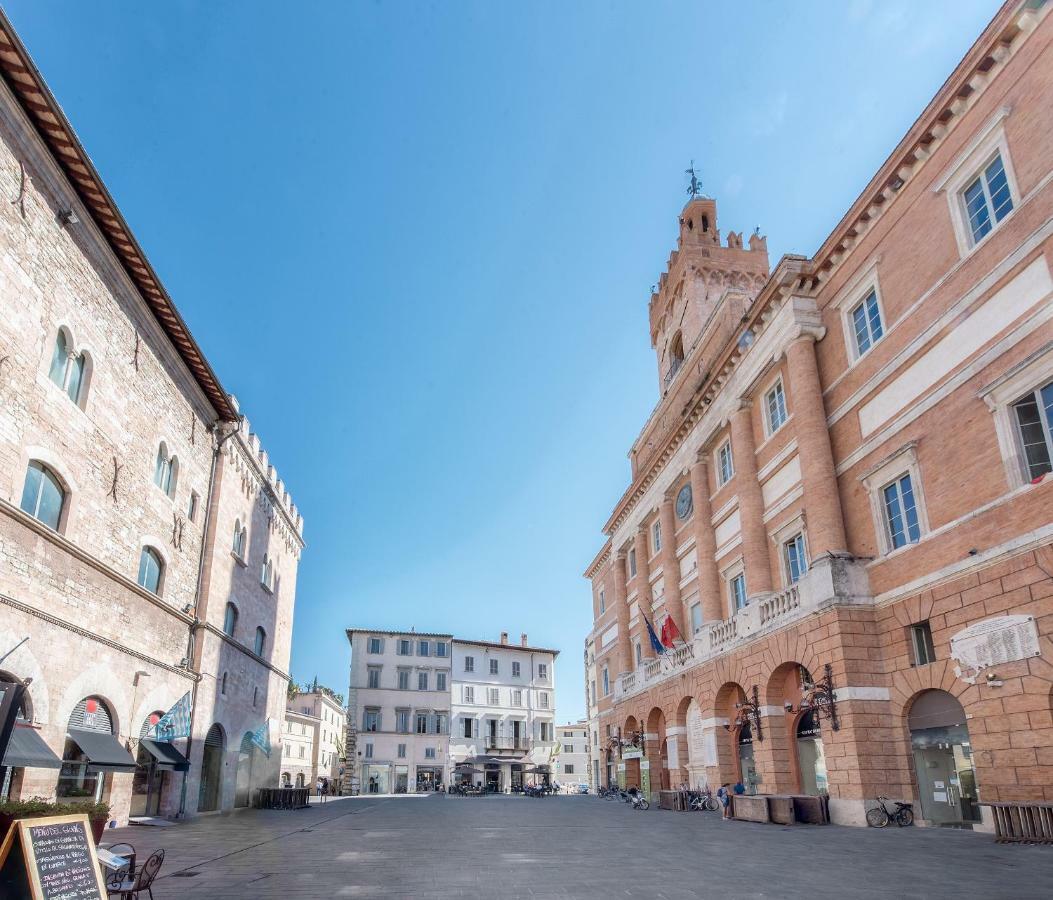 Апартаменты La Residenza In Piazza Grande Фолиньо Экстерьер фото