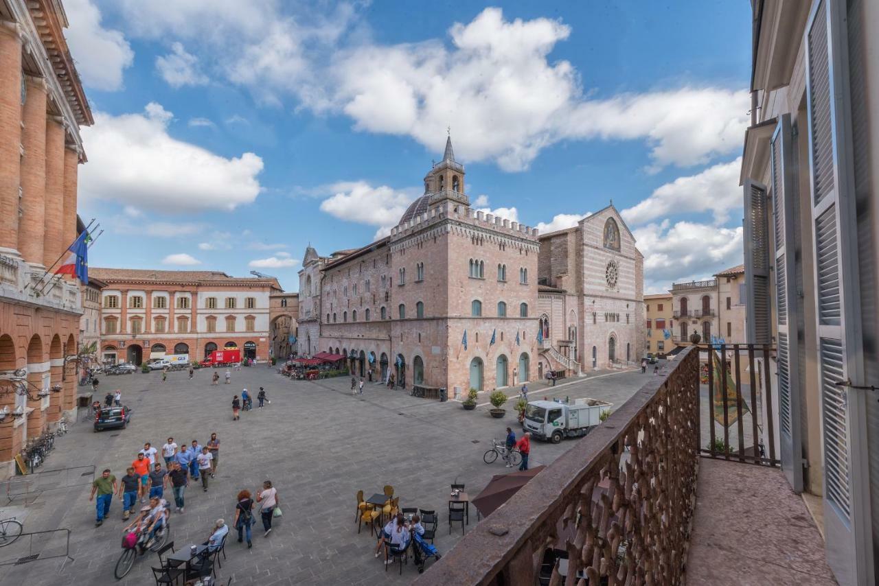 Апартаменты La Residenza In Piazza Grande Фолиньо Экстерьер фото