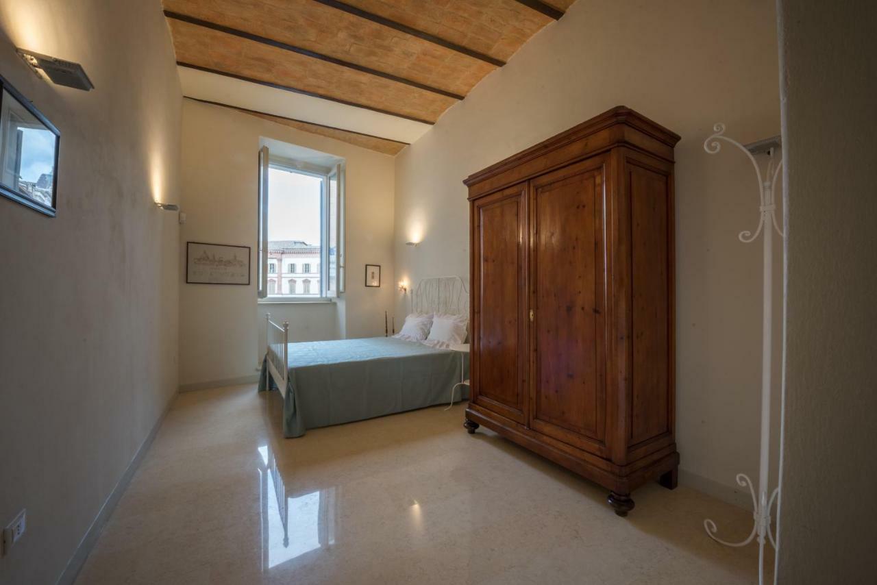 Апартаменты La Residenza In Piazza Grande Фолиньо Экстерьер фото