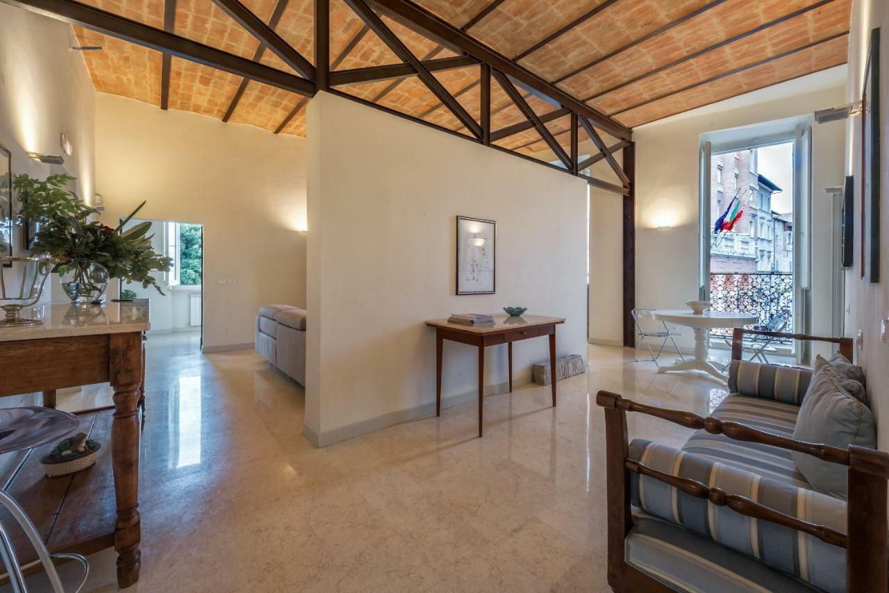 Апартаменты La Residenza In Piazza Grande Фолиньо Экстерьер фото